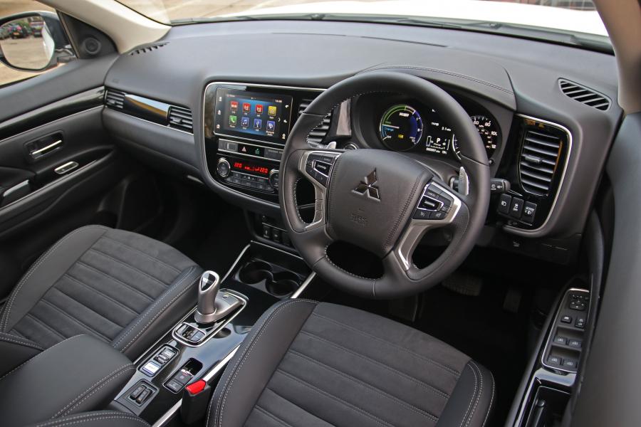 Торпедо Mitsubishi Outlander PHEV Commercial 2019 года  (UK) (фото 2 из 14)